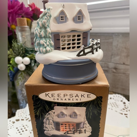 🎄HALLMARK “WHITE CHRISTMAS” KEEPSAKE ORNAMENT. RARE & RETIRED! DATED 1994! - Picture 4 of 8